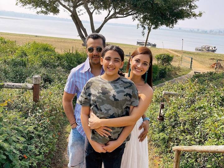 दीया ने बताया कि वो सौतेली मां की तरह नहीं, बल्कि एक दोस्त की तरह समायरा के साथ रिश्ता निभाना चाहती हैं. उनका मानना है कि विश्वास और प्यार से ही रिश्ता मजबूत और गहरा बनता है.