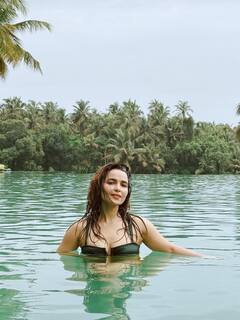 बिकिनी में 'चक दे इंडिया' की कोमल का दिलकश अंदाज, पूल पर चिल करती दिखीं एक्ट्रेस