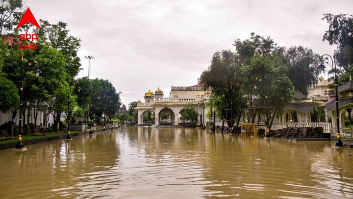 এই পরিস্থিতিতে উত্তর-পূর্বের ৬ রাজ্যে অন্তত ৩২ জনের ইতিমধ্যেই মৃত্যু হয়েছে বলে শোনা যাচ্ছে। মৃতদের মধ্যে রয়েছেন মহিলা এবং শিশুরাও। গত ২ দিন ধরে নাগাড়ে মাঝারি থেকে ভারী বৃষ্টি চলছে এই ৬ রাজ্যে।