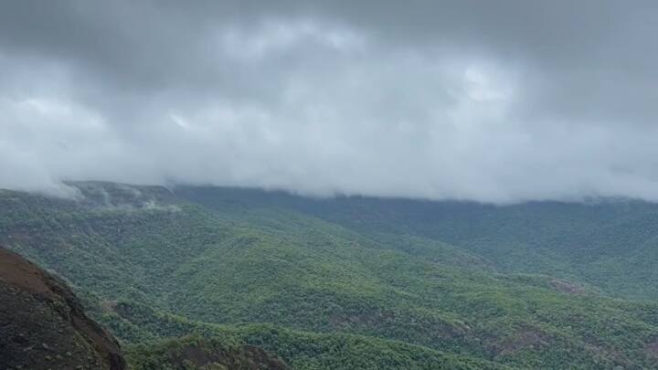आंबोली घाटातील महादेवगड परिसरातून खोल दरीत पाहिल्यावर ढगांच्या आच्छादन पहायला मिळतेय