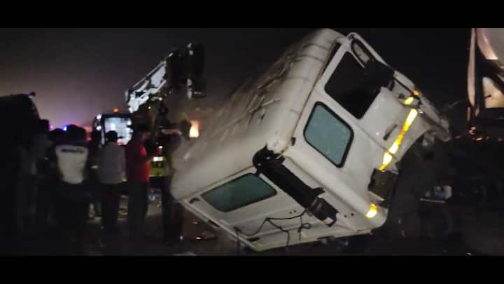 या भीषण अपघातात दोन्ही वाहनांचे मोठं नुकसान झालं असून या अपघातामुळे मुंबई अहमदाबाद राष्ट्रीय महामार्गावर वाहतूक कोंडी निर्माण झाली आहे. तर सात ते आठ किलोमीटरच्या वाहनांच्या लांबच लांब रांगा लागल्याचेही बघायला मिळाले आहे.