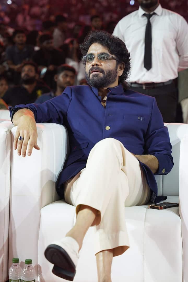 కింగ్ అక్కినేని నాగార్జున రాయల్ వైబ్, స్టైలిష్ లుక్ లో ఎంట్రీ ఇచ్చారు. ఆయన స్టైల్ ఆడియన్స్ అందరికీ నచ్చేలా ఉంది. (Image Courtesy: KuberaaTheMovie / X.COM)