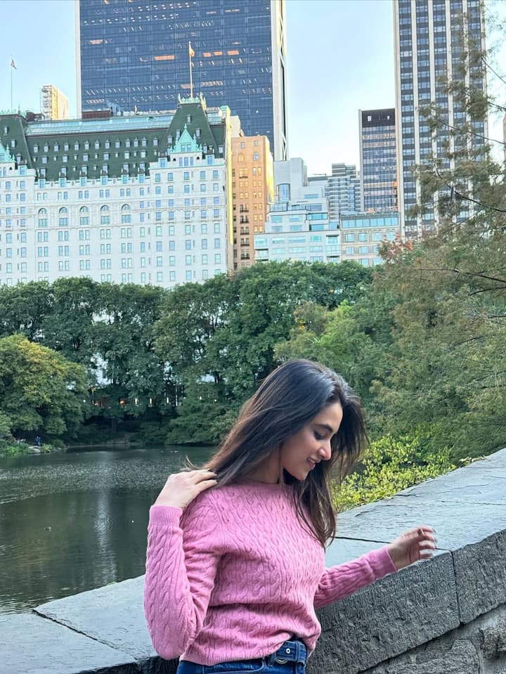 Central Park, New York City , Miles walked, memories made 🌳🍂🗽 అని పోస్ట్ పెట్టింది
