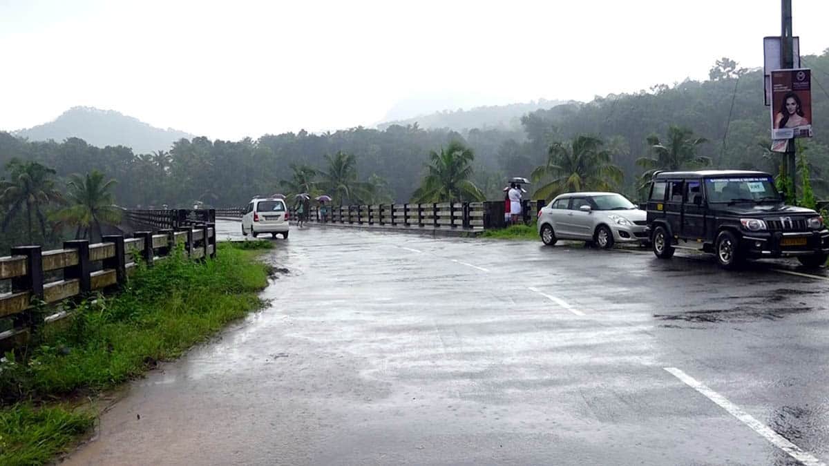 கொட்டி தீர்க்கும் தென்மேற்கு பருவமழையால் தத்தளிக்கும் கேரளா.. ஒரே நாளில் 10 பேர் உயிரிழந்த சோகம்