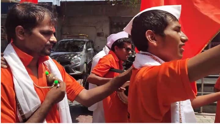 15 दिव्यांग वारकरी 35 दिवसात 400 किलोमीटर पायी प्रवास करत हा पालखी सोहळा पंढरपूरला दाखल होणार आहे.