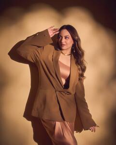 कभी ‘रामायण’ की वजह से हुईं ट्रोल, फिर मुस्लिम संग शादी करके फंसीं, ये हैं सोनाक्षी सिन्हा की टॉप 4 कंट्रोवर्सी