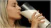 Drink Milk at Night : రాత్రుళ్లు పాలు తాగితే కలిగే లాభాలు ఇవే.. ఆ సమస్యలు దూరమవుతాయట