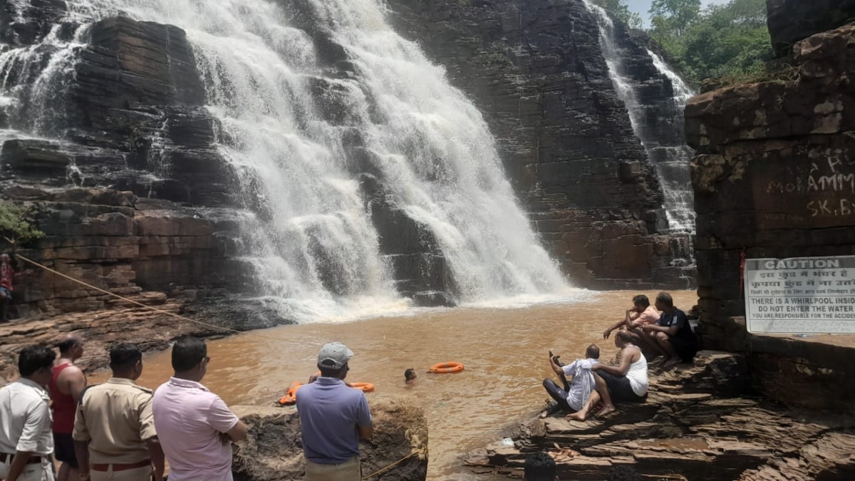 बस्तर के तीरथगढ़ वाटरफॉल में गिरने से नाबालिग की मौत, सेल्फी लेते वक्त हुआ हादसा