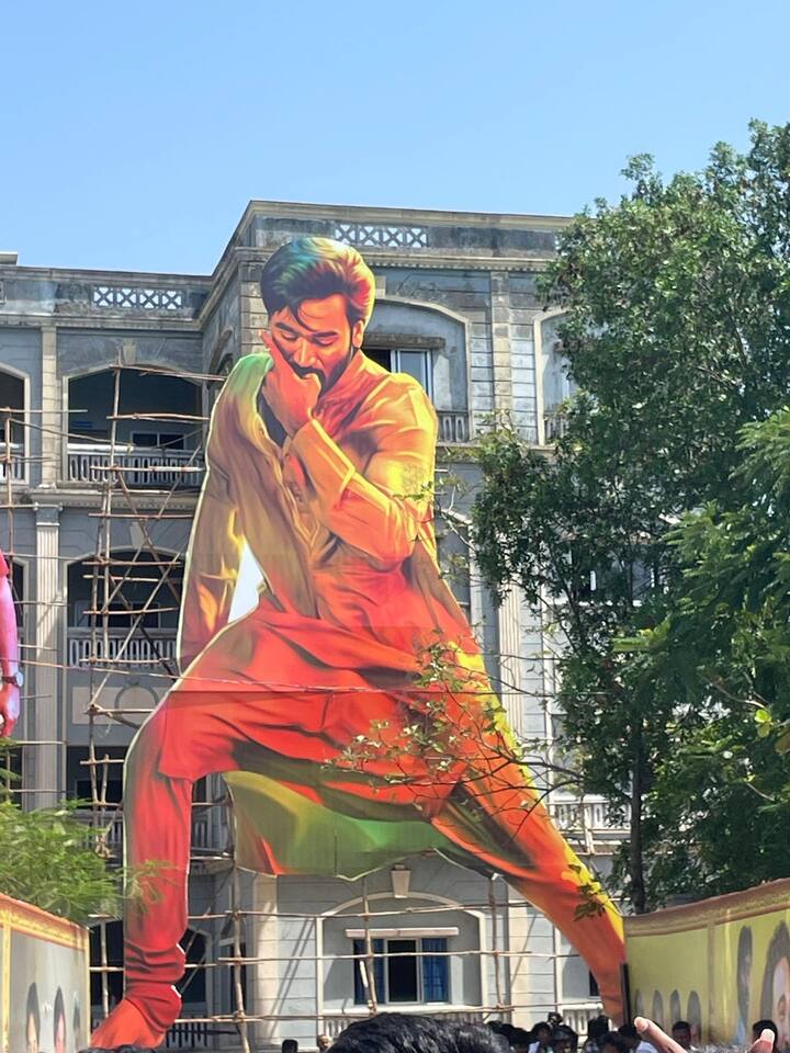 శేఖర్ కమ్ముల దర్శకత్వం వహించిన తాజా సినిమా 'కుబేర'. ఇందులో కోలీవుడ్ స్టార్ ధనుష్ హీరో. అందుకని చెన్నైలో గ్రాండ్గా ఆడియో లాంచ్ ప్రోగ్రాం చేశారు. అక్కడ ఏర్పాటు చేసిన ధనుష్ కటౌట్. (Image Courtesy: KuberaaTheMovie / X.COM)