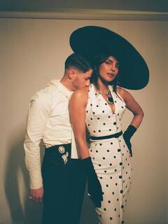 पति  Nick Jonas की बाहों में रोमांटिक हुईं Priyanka Chopra, शॉर्ट ड्रेस में दिखा कातिलाना लुक