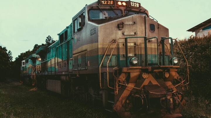 भारत में दुरंतो और राजधानी जैसी ट्रेनें प्रतिष्ठित सेवाओं समेत यात्रियों और माल गाड़ियों के अपने व्यापक नेटवर्क के जरिए लाखों लोगों को सेवाएं देता है.