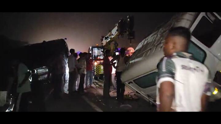 मुंबईहून गुजरातकडे जाणाऱ्या वाहिनीवर तलासरीच्या धुंदलवाडी येथे ही अपघाताची घटना घडली आहे.