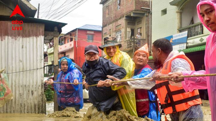 সেই সঙ্গে হড়পা বান, অর্থাৎ ফ্ল্যাশ ফ্লাডও হয়েছে বেশ কিছু অঞ্চলে। অসম, মণিপুর, মিজোরাম, অরুণাচল প্রদেশ, মেঘালয়- সর্বত্র পরিস্থিতি প্রায় এক।