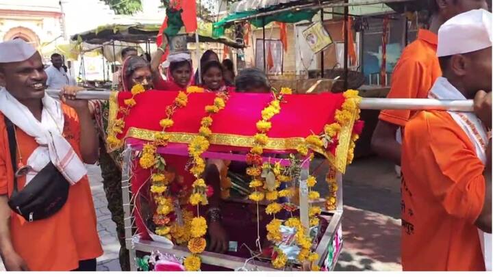 असेच पहिल्यांदा वाशिम येथील दिव्यांग वारकरी संत सूरदास महाराज दिव्यांग वारकऱ्यांचा पायी पालखी सोहळा घेऊन पंढरपूरसाठी निघाले आहेत.