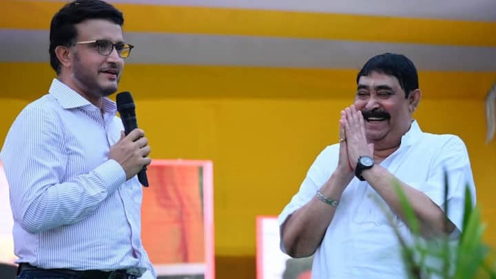 সৌরভ বলেন, ‘আমি ডিস্ট্রিক্ট স্পোর্টস অ্যাসোসিয়েশনের কাজে গিয়েছিলাম। আমি সবার সঙ্গে স্টেজ শেয়ার করি। তাতে কী হয়েছে? অন্যেরা নিজেদের রাজনৈতিক হিংসায় আমাকে জড়িয়ে ফেলে। আমি তো আর রাজনৈতিক ব্যক্তিত্ব নই। আমি যার সঙ্গে ইচ্ছে মঞ্চ ভাগ করতে পারি এবং আমি সেটাই করব।’