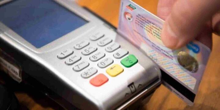 सोशल मीडिया पर निजी जानकारियां साझा करने से बचें. अपनी जन्मतिथि, माता-पिता के नाम, स्कूल या पालतू जानवर जैसी डिटेल्स ऑनलाइन शेयर न करें. ये जानकारियां साइबर ठगों के लिए मददगार हो सकती हैं. OTP के लिए मोबाइल की जगह ऑथेंटिकेटर ऐप्स का प्रयोग करें.