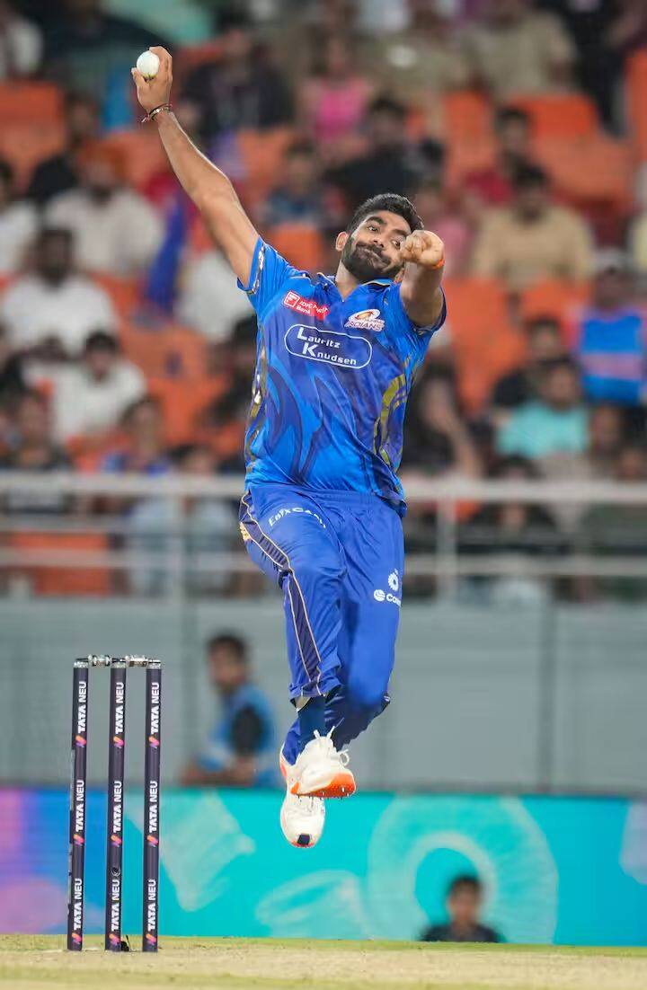 मुंबईचा वेगवान गोलंदाज जसप्रीत बुमराह हा जगातील सर्वात घातक गोलंदाजांपैकी एक आहे. त्याच्याकडे त्याच्या गोलंदाजीने सामना फिरवण्याची ताकद आहे. जसप्रीत बुमराहने या हंगामात 18 विकेट्स घेतल्या आहेत. तसेच, त्याचा इकॉनॉमी रेट 7 पेक्षा कमी आहे.