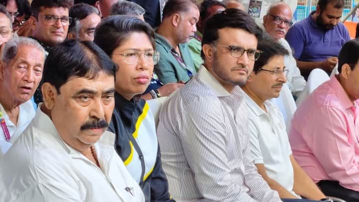 তাঁর সাফ দাবি, তিনি কোনও রাজনৈতিক ব্যক্তিত্ব নন, পাবলিক ফিগার মাত্র।
