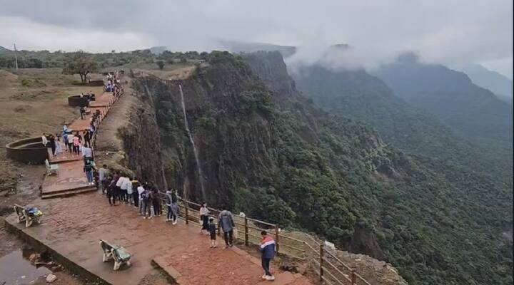 त्यामुळे ज्या भागात दृश्यमानता कमी असेल अशा भागात पर्यटकांना जाण्यास मज्जाव करण्यात आला असून परिस्थितीनुरुप पुढील निर्देश केले जातील