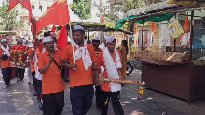 वाशिम: आषाढी एकादशी म्हटलं की वेध लागतात ते वारकऱ्यांना पंढरपूरच्या विठ्ठलाचे, हजारो नाहीतर लाखो वारकरी पालखी घेऊन पंढरपूरच्या दिशेने पायी प्रवास करत टाळ मृदंगाच्या निनादात पंढरपुरात दाखल होत असतात.