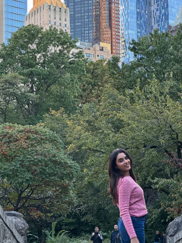 పింక్ టాప్ లో కూల్ గా క్యూట్ గా కనిపిస్తోంది ప్రియాంక