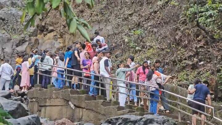 महाराष्ट्रात सर्वाधिक पाऊस पडणार ठिकाण म्हणून ओळखला जाणारा सिंधुदुर्ग जिल्ह्यात आंबोली घाटातील डोळ्याची पारणं फेडणारी दृश्य पहायला मिळत आहेत. सिंधुदुर्ग जिल्ह्यात सध्या पावसाळी वातावरण आहे, तर दुसरीकडे आंबोली घाटात ढगांची चादर पसरल्याचं चित्र आहे.