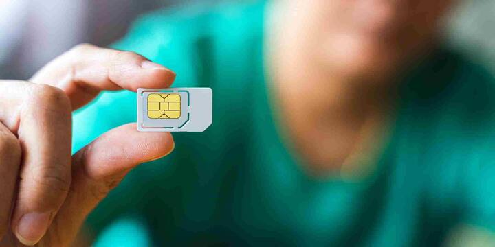 अगर मोबाइल नेटवर्क बंद हो जाए या बिना कारण OTP आना बंद हो जाए, तो यह SIM स्वैप का संकेत हो सकता है. तुरंत मोबाइल सर्विस प्रोवाइडर से संपर्क करें. SIM स्वैप फ्रॉड एक खतरनाक साइबर हमला है जो आपकी डिजिटल दुनिया को तहस-नहस कर सकता है.