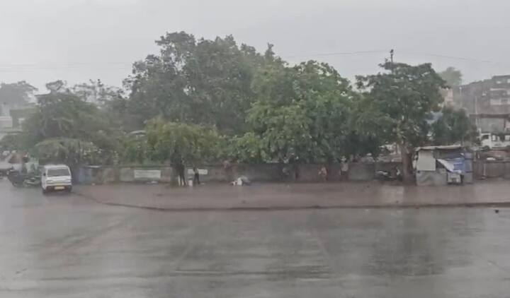 ગુજરાતમા 15 જૂન બાદ ચોમાસાની એન્ટ્રી થશે. મુંબઇ સુધી ચોમાસુ પહોંચી ગયું છે. પરંતુ હજુ રાજ્યમાં ચોમાસાની વિધિવત શરૂઆત નથી થઇ. હવામાન વિભાગે પણ રાજયમાં ચોમાસાની એન્ટ્રીની જાહેરાત નથી કરી.