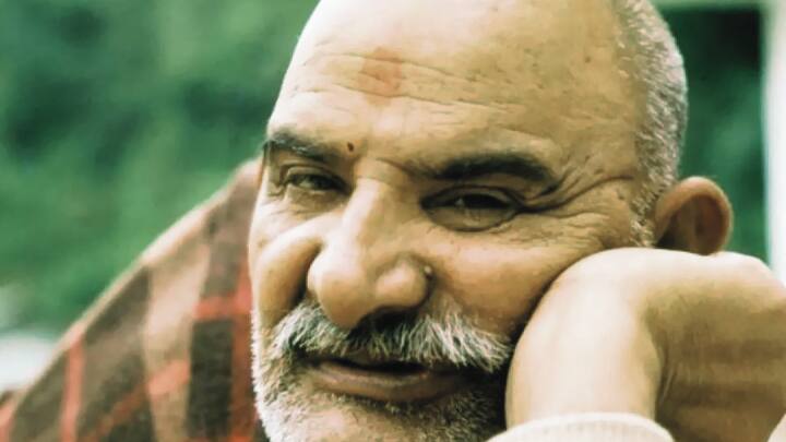 नीम करोली बाबा के बारे में कहा जाता है कि वे अपने बदन पर केवल धोती पहनते थे और ऊपर से कंबल ओढ़ते थे. बाबा के चमत्कारों में उनके कंबल ने अहम भूमिका निभाई है.