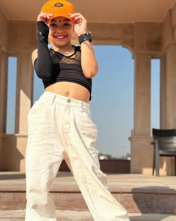 बिनिताचे वडील अमर चेतरी एक छोटे चिकनचे दुकाण चालवतात. आणि यासोबत ते समाजसेवा पण करतात. त्यांनी बिनिताला अगोदर गुवाहाटी आणि त्यानंतर जयपुर मध्ये नृत्याची ट्रेनिंग दिली.