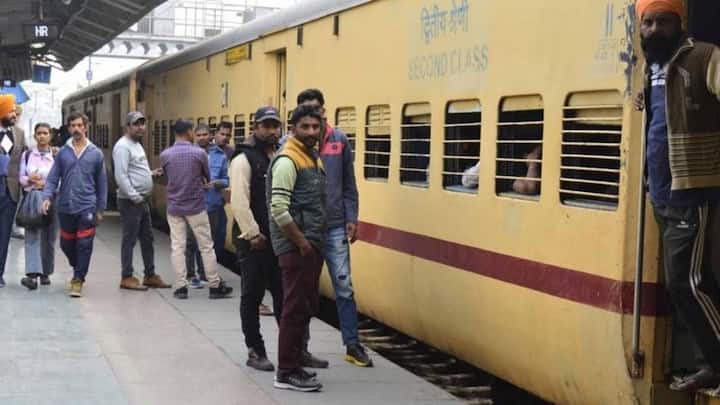 ऐसे में आपका 250 रुपये का चालान किया जा सकता है. और इसके अलावा जहां से ट्रेन शुरू हुई थी उस स्टेशन तक का किराया भी चुकाना होता है. इसलिए ऑनलाइन जनरल टिकट बुक करते वक्त इस बात का खास ध्यान रकें.
