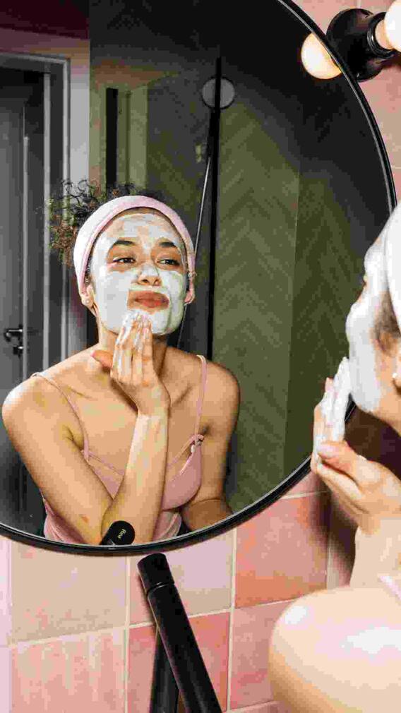 किस चीज के साथ चेहरे पर लगाना चाहिए बेसन