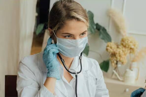 બ્લડ પ્રેશર અને સુગરના દર્દીઓ કોરોનાથી પોતાને બચાવવા માટે કેટલીક જરૂરી સાવચેતીઓ લઈને સુરક્ષિત રહી શકે છે. હંમેશા માસ્ક પહેરો, ભીડથી અંતર રાખો અને સાબુ અથવા સેનિટાઇઝરથી વારંવાર હાથ સાફ કરતા રહો. બ્લડ પ્રેશર અને સુગરને નિયંત્રણમાં રાખો. ડૉક્ટર દ્વારા સૂચવવામાં આવેલી દવાઓ સમયસર લો. દરરોજ બ્લડ પ્રેશર અને સુગર તપાસો.