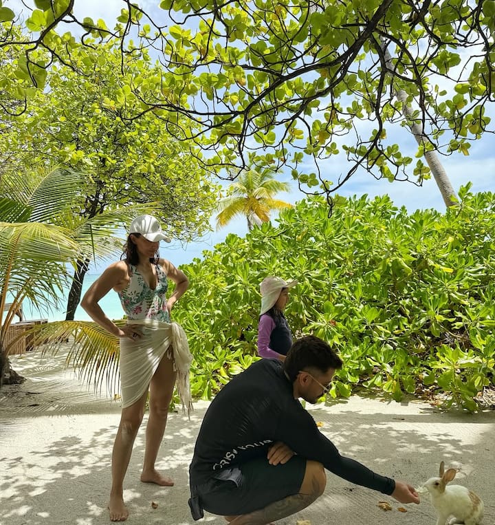 पति कुणाल खेमू और बेटी इनाया संग वह खूबसूरत लोकेशन्स पर मस्ती करती नजर आ रही हैं.