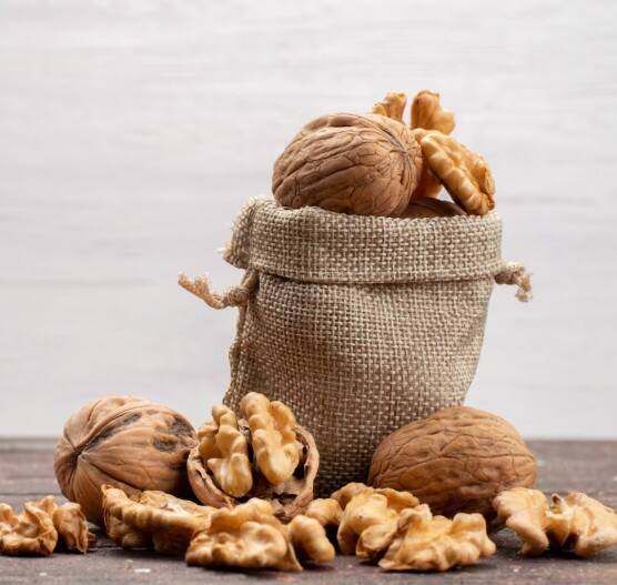 ਇਹ ਇਕ ਪੁਰਾਣਾ ਤੇ ਅਜ਼ਮਾਇਆ ਹੋਇਆ ਤਰੀਕਾ ਹੈ ਜਿਸ ਨਾਲ ਤੁਸੀਂ ਆਪਣੇ ਅਖਰੋਟਾਂ ਨੂੰ ਬਿਨਾਂ ਕਿਸੇ ਰਸਾਇਣ ਦੇ ਸੁਰੱਖਿਅਤ ਰੱਖ ਸਕਦੇ ਹੋ। ਅਖਰੋਟ ਦੇ ਡੱਬੇ ਵਿੱਚ ਕੁਝ ਸੁੱਕੇ ਲੌਂਗਾਂ ਜਾਂ ਨਿੰਮ ਦੇ ਪੱਤੇ ਰੱਖੋ। ਲੌਂਗ ਦੀ ਤੇਜ਼ ਖੁਸ਼ਬੂ ਅਤੇ ਨਿੰਮ ਦੇ ਕੌੜੇ ਗੁਣ ਕੀੜਿਆਂ ਨੂੰ ਦੂਰ ਰੱਖਣ ਵਿੱਚ ਮਦਦਗਾਰ ਹੁੰਦੇ ਹਨ। ਇਹ ਕੁਦਰਤੀ ਤਰੀਕਾ ਤੁਹਾਡੇ ਅਖਰੋਟਾਂ ਨੂੰ ਤਾਜ਼ਗੀ ਅਤੇ ਸੁੰਦਰਤਾ ਨਾਲ ਸੁਰੱਖਿਅਤ ਰੱਖੇਗਾ।