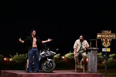 Roadies XX Winner: एल्विश यादव के टीम मेंबर ने जीती ट्रॉफी, 10 लाख कैश के साथ Karizma XMR बाइक भी इनाम में मिली