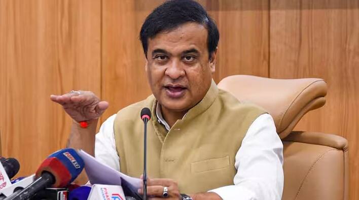 આસામમાં પૂરની સ્થિતિ ગંભીર છે. રાજ્યના મુખ્યમંત્રી હિમંતા બિસ્વા શર્માએ લોકોને ખાસ કરીને નદી કિનારે આવેલા અથવા નીચાણવાળા વિસ્તારોમાં સતર્ક રહેવા અપીલ કરી છે. રવિવારે આસામમાં વધુ બે લોકોના મોત થયાના અહેવાલ છે, જેના કારણે રાજ્યમાં અત્યાર સુધીમાં મૃત્યુઆંક 8 થયો છે. કરીમગંજ, સિલચર અને હૈલાકાંડી જેવા જિલ્લાઓમાં પરિસ્થિતિ સૌથી ખરાબ છે.