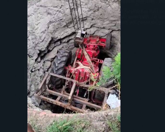 ट्रॅक्टर कोसळणार इतक्यात ड्रायव्हरनं ट्रॅक्टरमधून उडी मारली. त्यामुळे जीवितहानी टळली आहे.