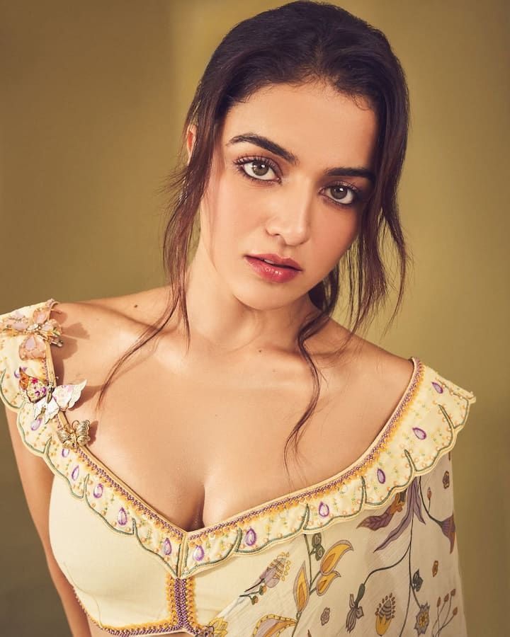 सादगी और स्टाइल का ये कॉम्बिनेशन फैंस के दिलों को खूब खुश कर रहा है. वामिका का ये लुक सोशल मीडिया पर चर्चा का विषय बन गया है.