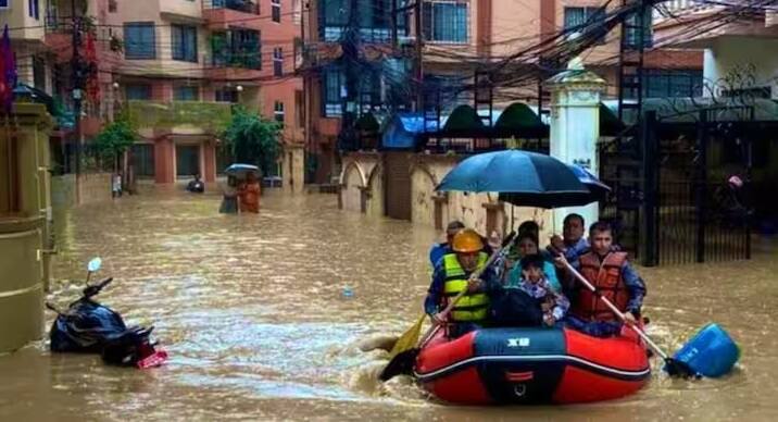 ભારે વરસાદ અને પૂરને કારણે ઉત્તરપૂર્વ ભારતના ઘણા રાજ્યોમાં વિનાશ સર્જાયો છે. આસામ, મણિપુર, અરુણાચલ પ્રદેશ, મેઘાલય અને અન્ય રાજ્યોમાં અત્યાર સુધીમાં 30 થી વધુ લોકો મૃત્યુ પામ્યા છે, જ્યારે હજારો લોકો પ્રભાવિત થયા છે.