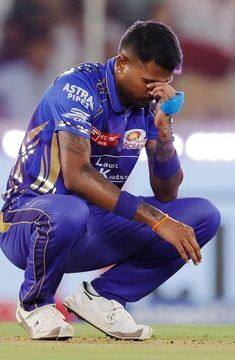 सामना गमावल्यानंतर मुंबई इंडियन्सचा कर्णधार हार्दिक पांड्या मैदानावर बसला. तो खूप भावनिक झाला.