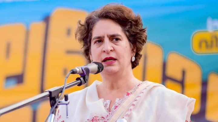 कांग्रेस नेता गौरव गोगोई ने असम में लखीमपुर और शिवसागर जिलों के हालात पर चिंता जताते हुए कांग्रेस कार्यकर्ताओं को राहत कार्यों में जुटने को कहा है. वहीं प्रियंका गांधी ने भी ट्विटर पर लिखा, “पूर्वोत्तर में भारी बारिश से जानमाल की हानि अत्यंत दुखद है. सरकारें राहत कार्यों में तेजी लाएं और कांग्रेस कार्यकर्ता लोगों की हरसंभव मदद करें.”