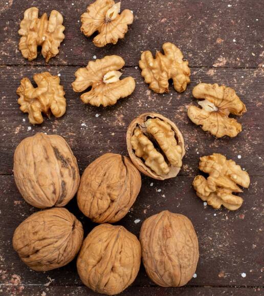 ਹਰ ਕੁਝ ਹਫ਼ਤਿਆਂ ਬਾਅਦ ਉਹਨਾਂ ਨੂੰ ਬਾਹਰ ਕੱਢੋ ਤੇ ਚੰਗੀ ਤਰ੍ਹਾਂ ਵੇਖੋ ਕਿ ਕੀ ਕੋਈ ਕੀੜੇ, ਜਾਲੇ ਜਾਂ ਅਜੀਬ ਗੰਧ ਤਾਂ ਨਹੀਂ ਆ ਰਹੀ। ਜੇ ਕਿਸੇ ਵੀ ਤਰ੍ਹਾਂ ਦੀ ਸਮੱਸਿਆ ਮਿਲੇ, ਤਾਂ ਉਹ ਅਖਰੋਟ ਤੁਰੰਤ ਹਟਾ ਦਿਓ ਤਾਂ ਜੋ ਕੀੜੇ ਹੋਰ ਅਖਰੋਟਾਂ ਤੱਕ ਨਾ ਫੈਲ ਸਕਣ। ਇਹ ਤਰੀਕਾ ਤੁਹਾਡੇ ਅਖਰੋਟਾਂ ਨੂੰ ਸੁਰੱਖਿਅਤ ਅਤੇ ਤਾਜ਼ਾ ਰੱਖਣ ਵਿੱਚ ਮਦਦ ਕਰੇਗਾ।