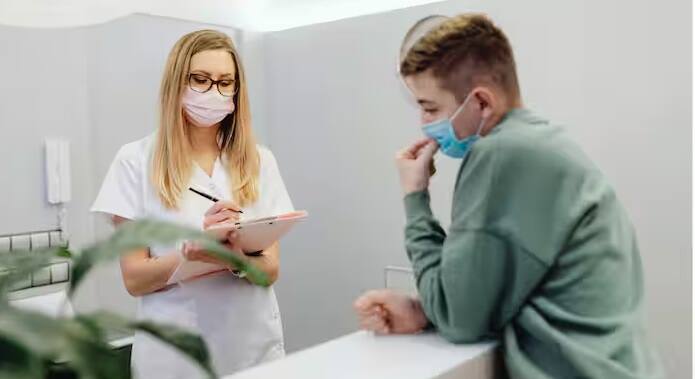 કોરોનાથી પ્રભાવિત લોકોમાં વૃદ્ધો અને બાળકો તેમજ એવા લોકોનો સમાવેશ થાય છે જેમનું સ્વાસ્થ્ય પહેલાથી સારું નથી. કોવિડ-19 એવા લોકો માટે વધુ ખતરનાક સાબિત થઈ શકે છે જેમને હાઈ બ્લડ પ્રેશર અથવા ડાયાબિટીસ (સુગર) છે. હાઈ બ્લડ પ્રેશર અને સુગરવાળા લોકોને કોરોના વાયરસ કેવી રીતે નુકસાન પહોંચાડી શકે છે અને તેઓ પોતાને કેવી રીતે સુરક્ષિત રાખી શકે છે.