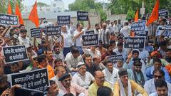 अलीगढ़ के मीट कांड पर हिंदू संगठनों का फूटा गुस्सा, SSP कार्यालय में किया प्रदर्शन