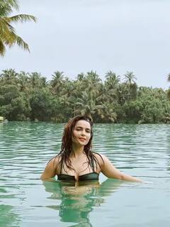 બિકીનીમાં 'ચક દે ઇન્ડિયા' ની કોમલનો દિલકશ અંદાજ, પૂલમાં ચિલ કરતી દેખાઇ એક્ટ્રેસ