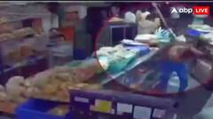 बेकरी में तलवारों के साथ घुसे हमलावर, ताबड़तोड़ वार कर शख्स को उतारा मौत के घाट, देखें वीडियो