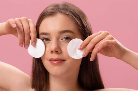 कॉटन पैड से करें डीप क्लीन: गुलाब जल में कॉटन पैड भिगोकर चेहरे को वाइप करें. ये नेचुरल टोनर की तरह काम करता है. साथ ही धूल, पसीना और ऑयल हटाता है.