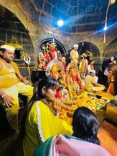 मल्हारी मार्तंडाच्या नावानं चांगभलं... कारेगावच्या सरपंच मॅडम खंडोबाच्या दर्शनाला Photos