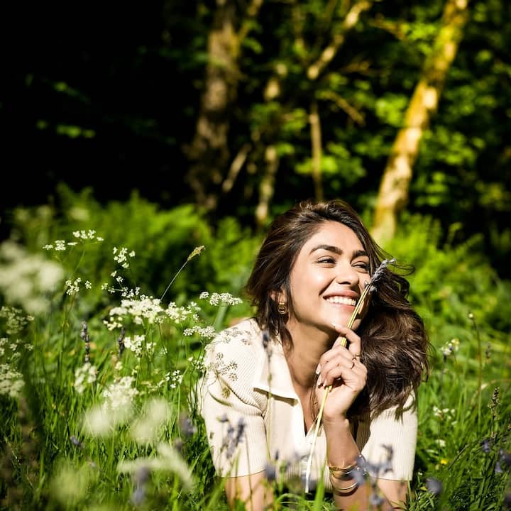 मृणालचे हे अप्रतिम फोटो तिच्या चाहत्यांना नक्कीच आवडतील आणि तिच्या सौंदर्याची प्रशंसा करतील यात शंका नाही.